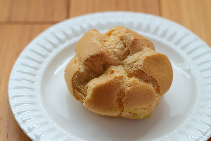 A cream puff taken in natural light with inappropriate brightness and color temperature