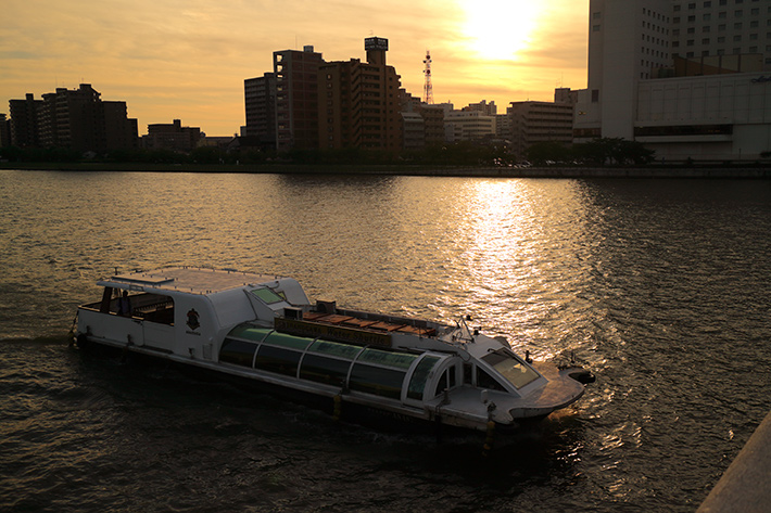 マニュアルホワイトバランスモードで撮った、信濃川の夕焼けに浮かぶボート